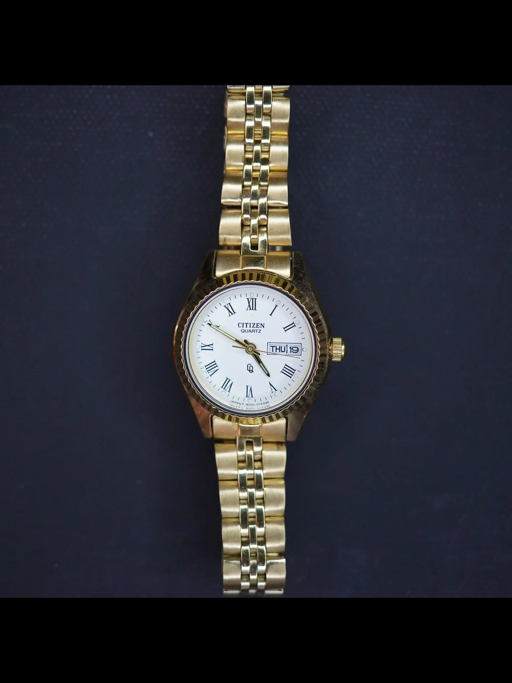 Vintage Citizen Quartz Day Date Gold Tone White Roman Dial Ladies Watch 6000-075